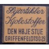 Frimærkepenge 1 Øre. "Syartikler Kjolestoffer " Hvid/sort