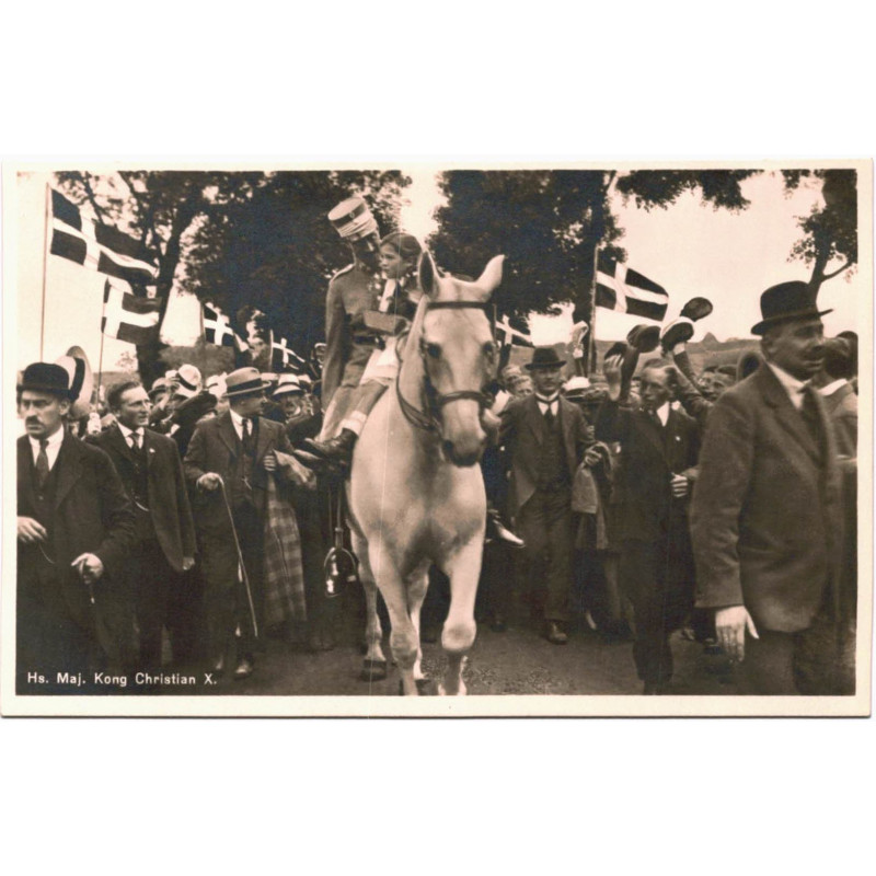 Kong Christian på den hvide hest, rider mod grænsen. Genforeningsdagen 1920. (Thejlls)