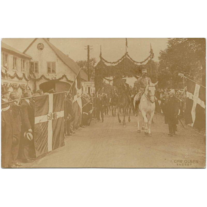 Kong Christian på den hvide hest, rider mod grænsen. Genforeningsdagen 1920. (Thejlls)