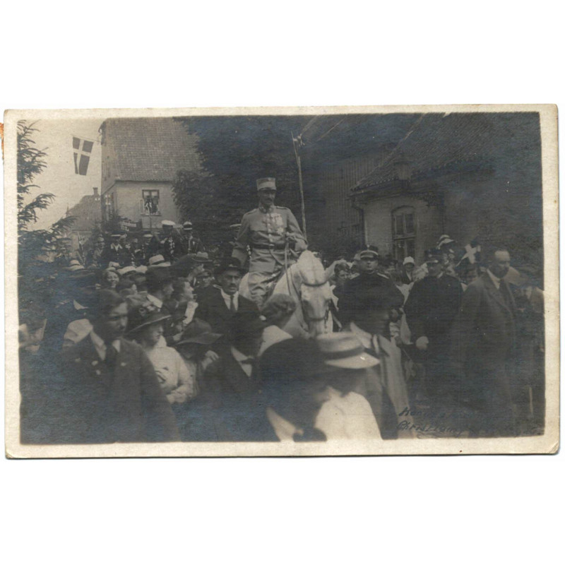 Kong Christian på den hvide hest, rider mod grænsen. Genforeningsdagen 1920. (Thejlls)