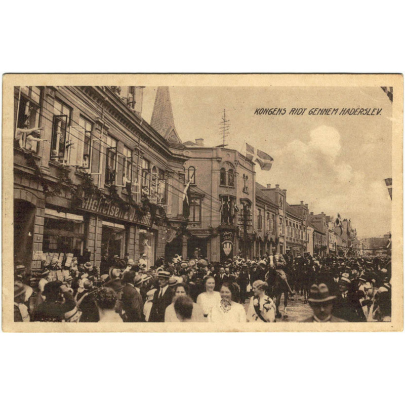 Royal. Kong Christian. Kongens ridt gennem Haderslev. Genforeningsdagen 1920. (Boisen)