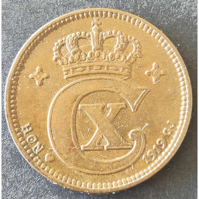 2 Øre. Chr. X. 1919 (ny type) i en middelgod kvalitet for type og årstal.